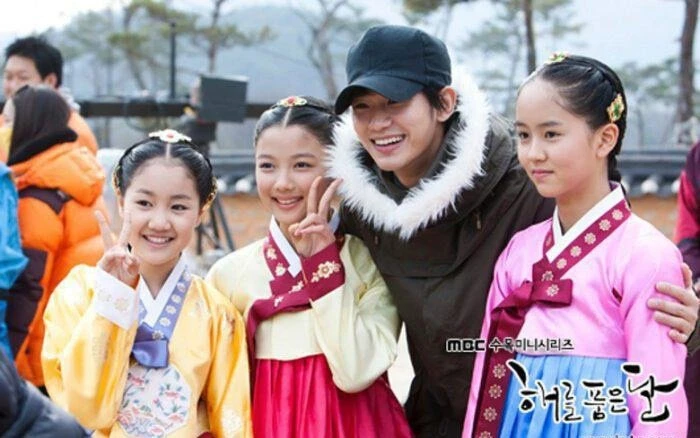 Loạt dấu hiệu đáng ngờ của Kim Soo Hyun với những ngôi sao trẻ tuổi