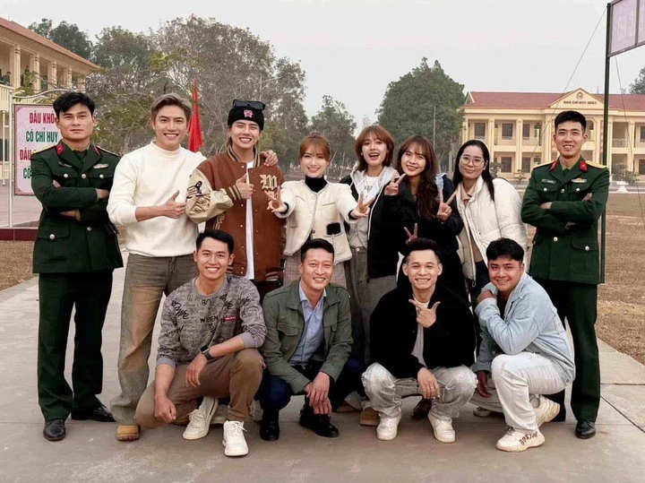 Loạt khoảnh khắc Đại úy Văn Cương chăm sóc Hòa Minzy tình bể tình gây sốt Loạt khoảnh khắc Đại úy Văn Cương chăm sóc Hòa Minzy tình bể tình gây sốt