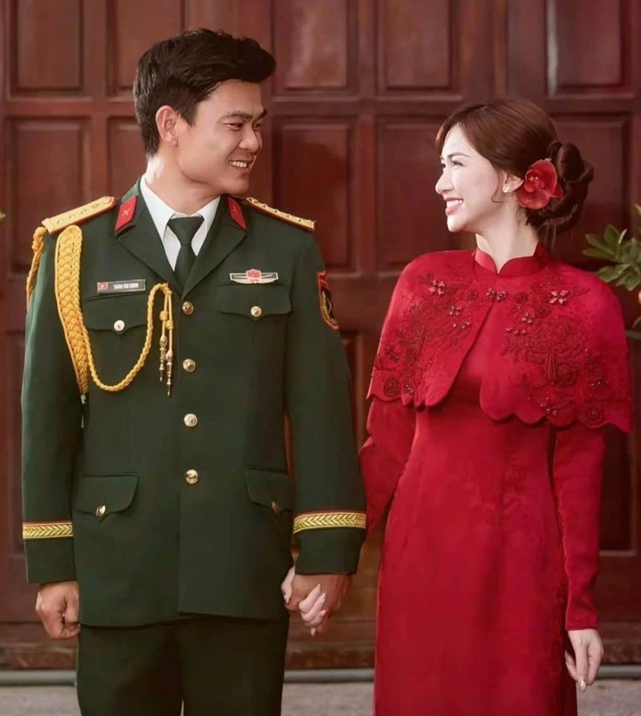 Loạt khoảnh khắc Đại úy Văn Cương chăm sóc Hòa Minzy tình bể tình gây sốt Loạt khoảnh khắc Đại úy Văn Cương chăm sóc Hòa Minzy tình bể tình gây sốt