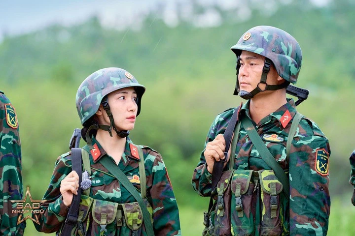 Loạt khoảnh khắc Đại úy Văn Cương chăm sóc Hòa Minzy tình bể tình gây sốt Loạt khoảnh khắc Đại úy Văn Cương chăm sóc Hòa Minzy tình bể tình gây sốt