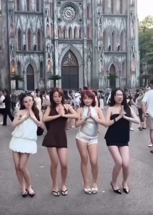 Loạt "hót TikToker" làm trò phản cảm trước Nhà Thờ Lớn
