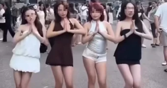 Loạt "hót TikToker" làm trò phản cảm trước Nhà Thờ Lớn
