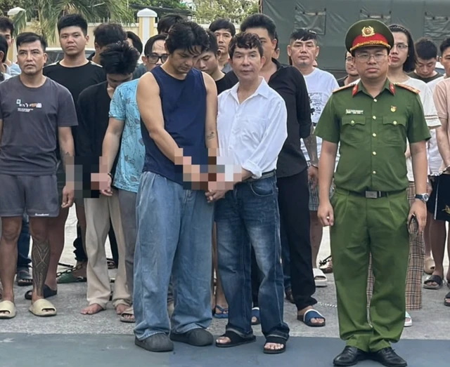 Long Nhật đăng bài Em đi đánh bắt xa bờ mấy hôm đang nhận bão bình luận