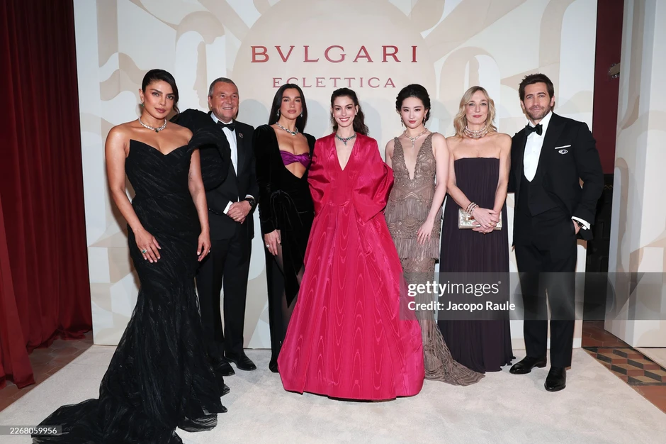 Lưu Diệc Phi, Anne Hathaway và cả dàn sao quốc tế tranh vị trí center trên thảm đỏ, nhiếp ảnh bấm máy mỏi cả tay