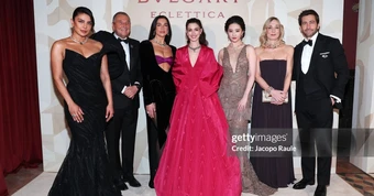 Lưu Diệc Phi, Anne Hathaway và cả dàn sao quốc tế tranh vị trí center trên thảm đỏ, nhiếp ảnh bấm máy mỏi cả tay