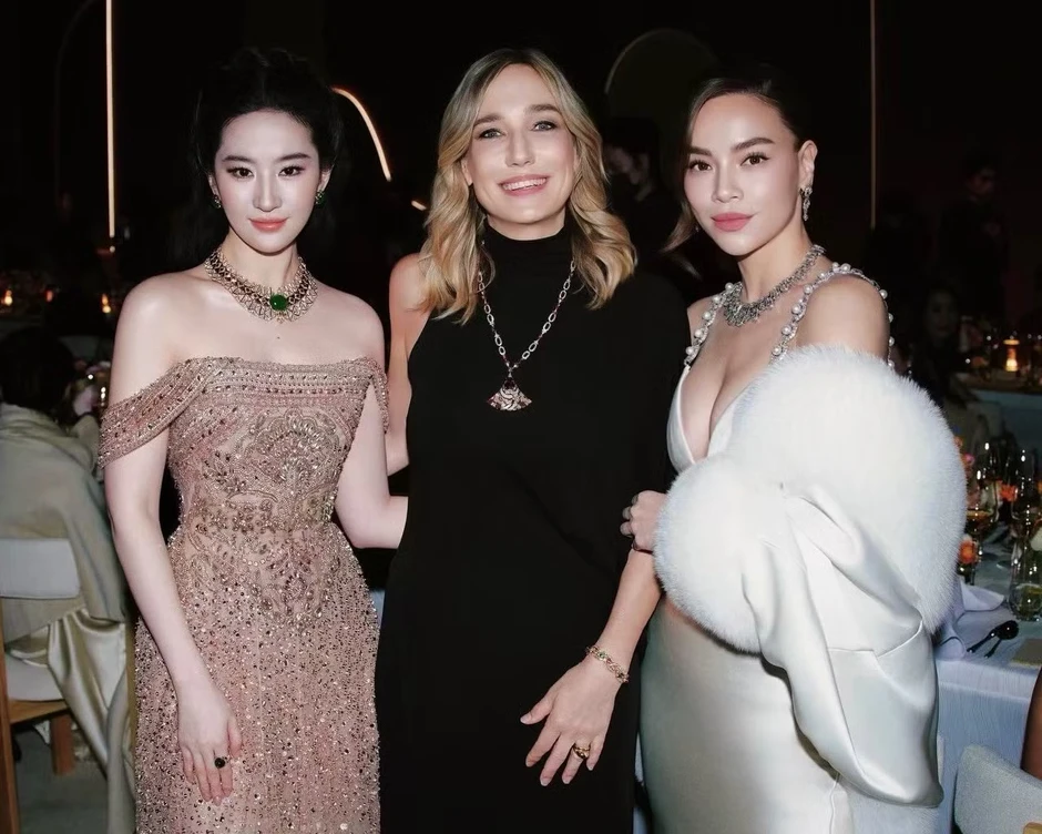 Lưu Diệc Phi cắt Hồ Ngọc Hà khỏi bức ảnh Lưu Diệc Phi cắt Hồ Ngọc Hà khỏi bức ảnh