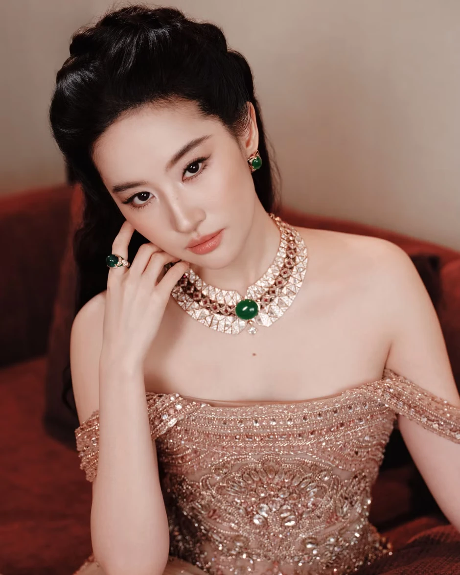 Lưu Diệc Phi cắt Hồ Ngọc Hà khỏi bức ảnh Lưu Diệc Phi cắt Hồ Ngọc Hà khỏi bức ảnh