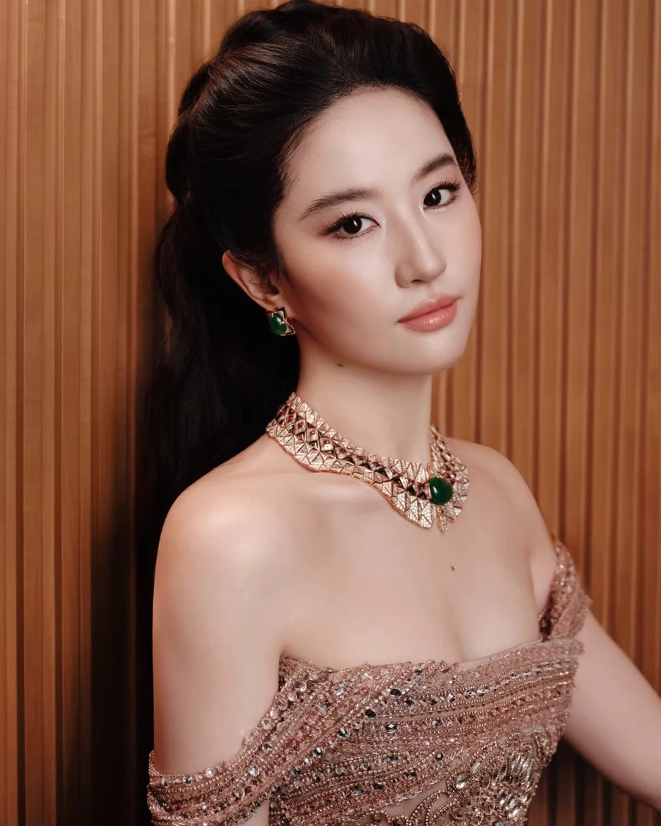 Lưu Diệc Phi cắt Hồ Ngọc Hà khỏi bức ảnh Lưu Diệc Phi cắt Hồ Ngọc Hà khỏi bức ảnh