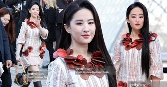 Lưu Diệc Phi gây tranh cãi với trang phục tại Paris Fashion Week