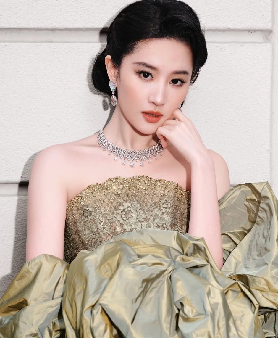 Lưu Diệc Phi hết đường nhận giải thưởng