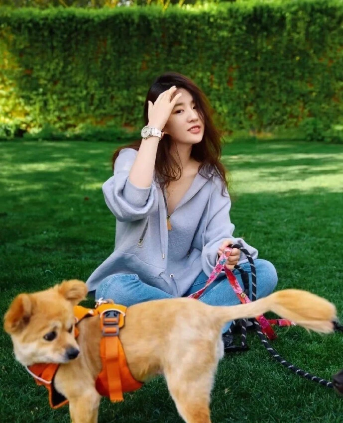 Lưu Diệc Phi mua vàng tặng nhân viên Lưu Diệc Phi mua vàng tặng nhân viên