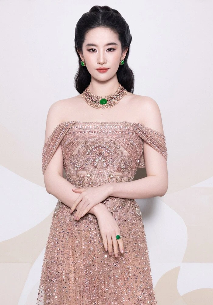 Lý do khiến Lưu Diệc Phi cắt hình Hồ Ngọc Hà khỏi ảnh chụp chung
