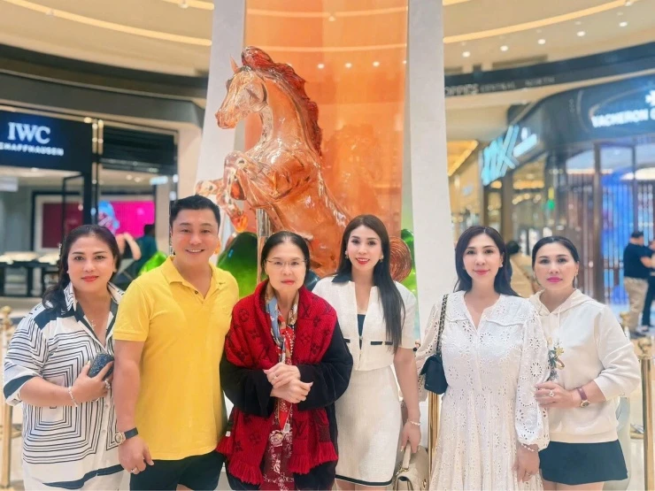 Lý Hùng, Lý Hương mừng sinh nhật mẹ Lý Hùng, Lý Hương mừng sinh nhật mẹ