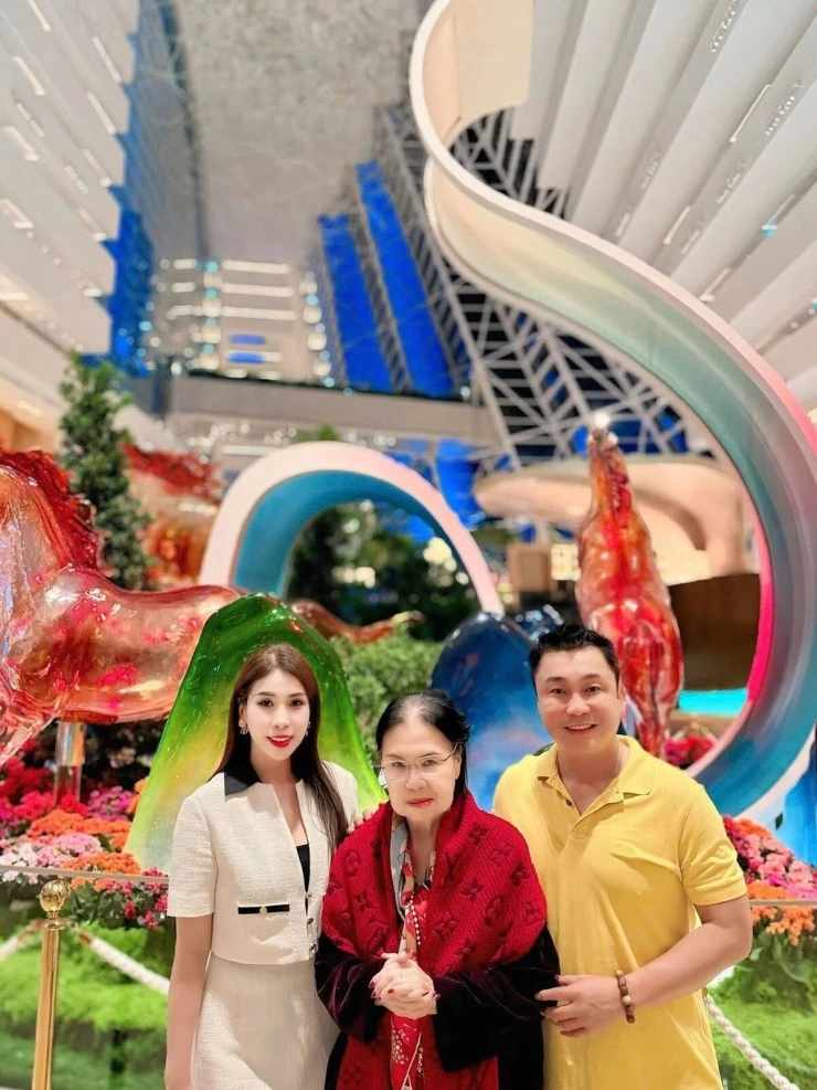 Lý Hùng, Lý Hương mừng sinh nhật mẹ Lý Hùng, Lý Hương mừng sinh nhật mẹ