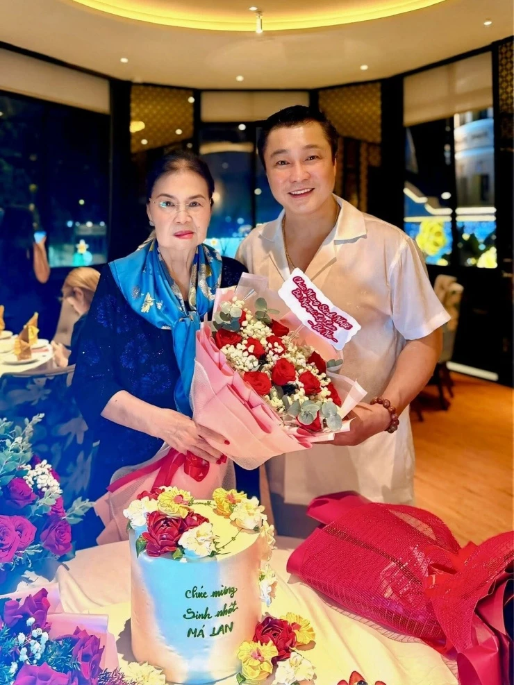 Lý Hùng, Lý Hương mừng sinh nhật mẹ Lý Hùng, Lý Hương mừng sinh nhật mẹ