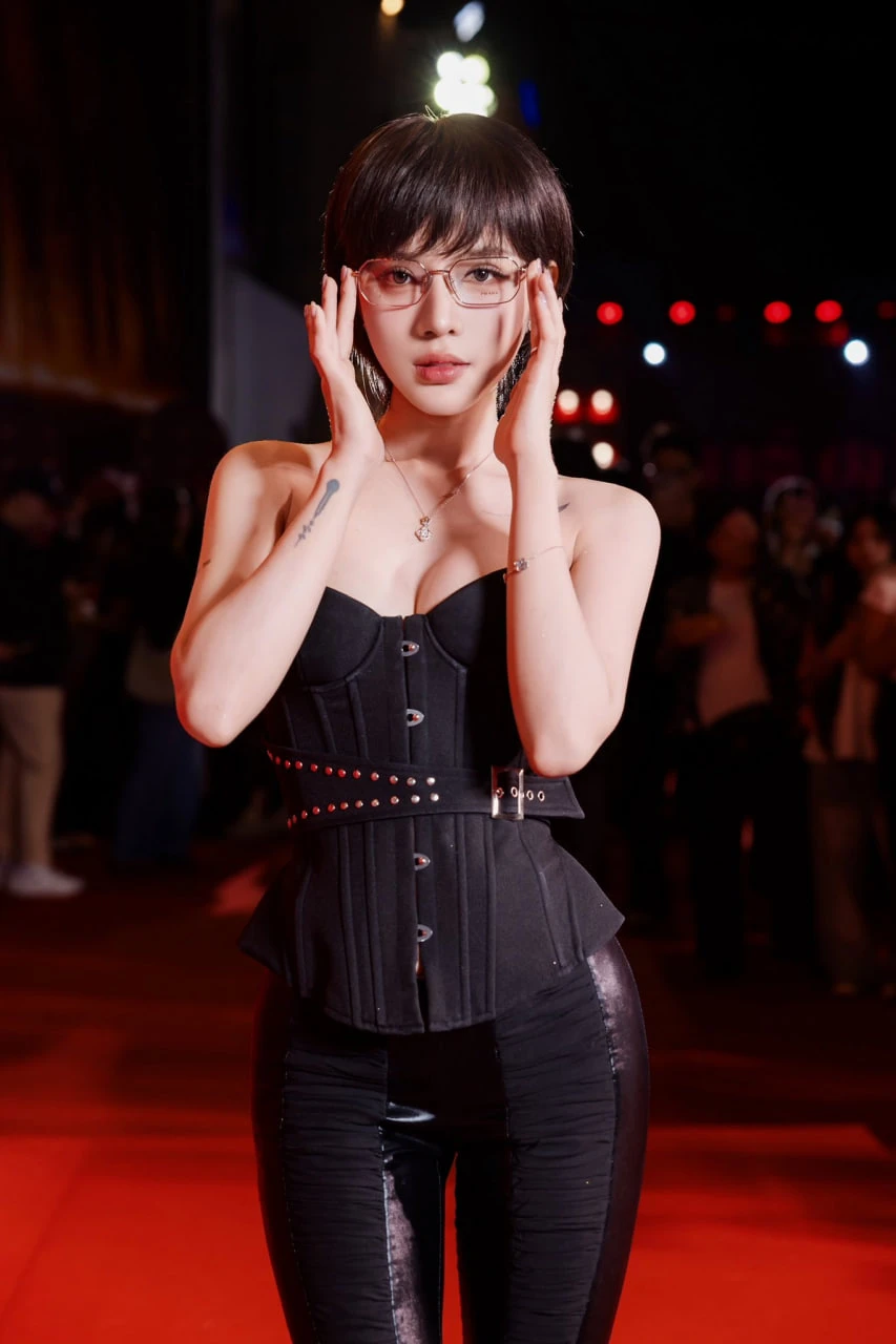 LyLy chỉ cần đàn hát là được khen