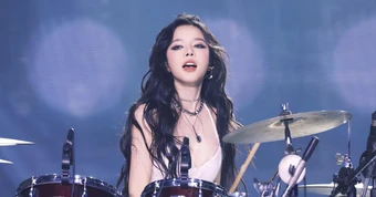 LyLy chỉ cần đàn hát là được khen