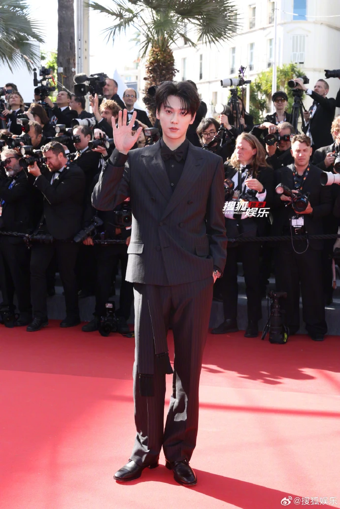 Mỹ nam "khó coi" nhất Cannes 2026 đây rồi: Mặt mũi lờ đờ ánh mắt thất thần trên thảm đỏ, càng nhìn càng nóng mắt