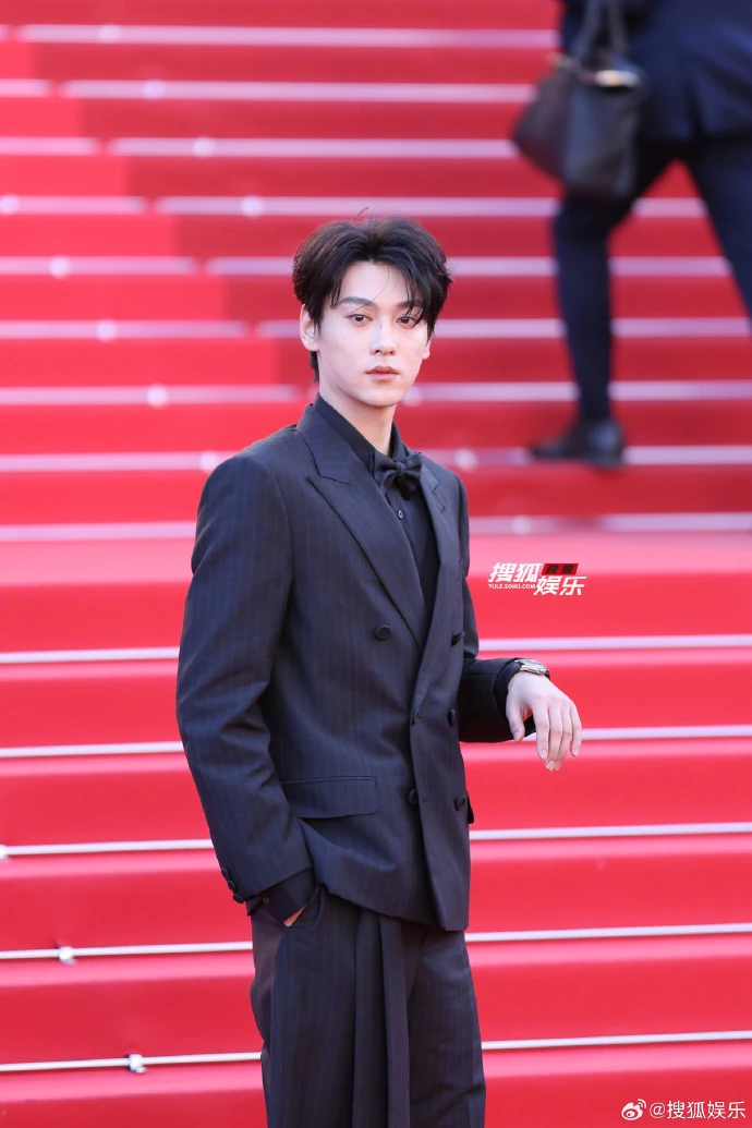 Mỹ nam "khó coi" nhất Cannes 2026 đây rồi: Mặt mũi lờ đờ ánh mắt thất thần trên thảm đỏ, càng nhìn càng nóng mắt