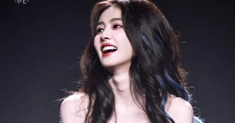 Mỹ nhân có nụ cười vô duyên nhất showbiz không biết xấu hổ à?