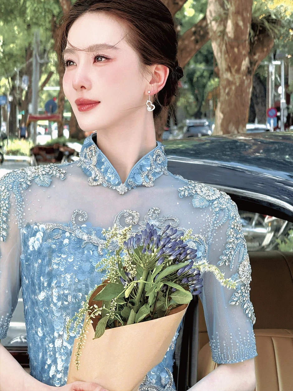 Mỹ nhân đẹp nhất Trung Quốc xuống phố đi bộ Hồ Gươm "đu trend" nàng thơ, xem clip 26 giây mới hiểu thế nào là "tuyệt tác trời ban"
