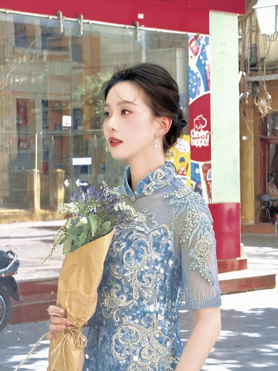 Mỹ nhân đẹp nhất Trung Quốc xuống phố đi bộ Hồ Gươm "đu trend" nàng thơ, xem clip 26 giây mới hiểu thế nào là "tuyệt tác trời ban"