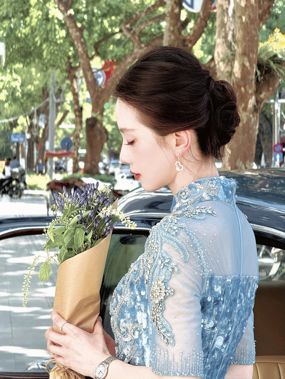 Mỹ nhân đẹp nhất Trung Quốc xuống phố đi bộ Hồ Gươm "đu trend" nàng thơ, xem clip 26 giây mới hiểu thế nào là "tuyệt tác trời ban"