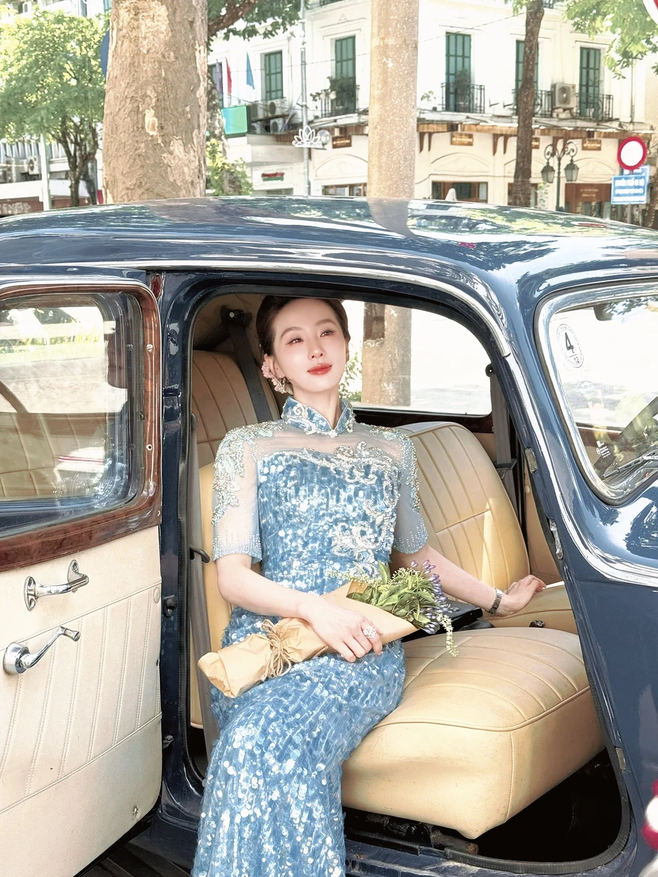 Mỹ nhân đẹp nhất Trung Quốc xuống phố đi bộ Hồ Gươm "đu trend" nàng thơ, xem clip 26 giây mới hiểu thế nào là "tuyệt tác trời ban"