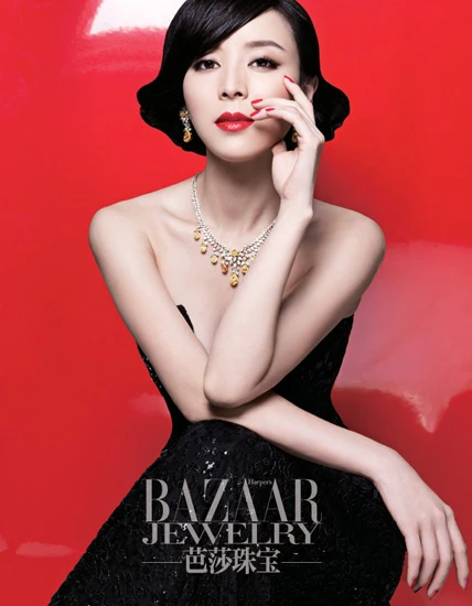 Mỹ nhân dính bê bối làm tiểu tam, bị chính thất tới phim trường tát thẳng 18 cái, hội phu nhân hợp lực hất cẳng khỏi showbiz