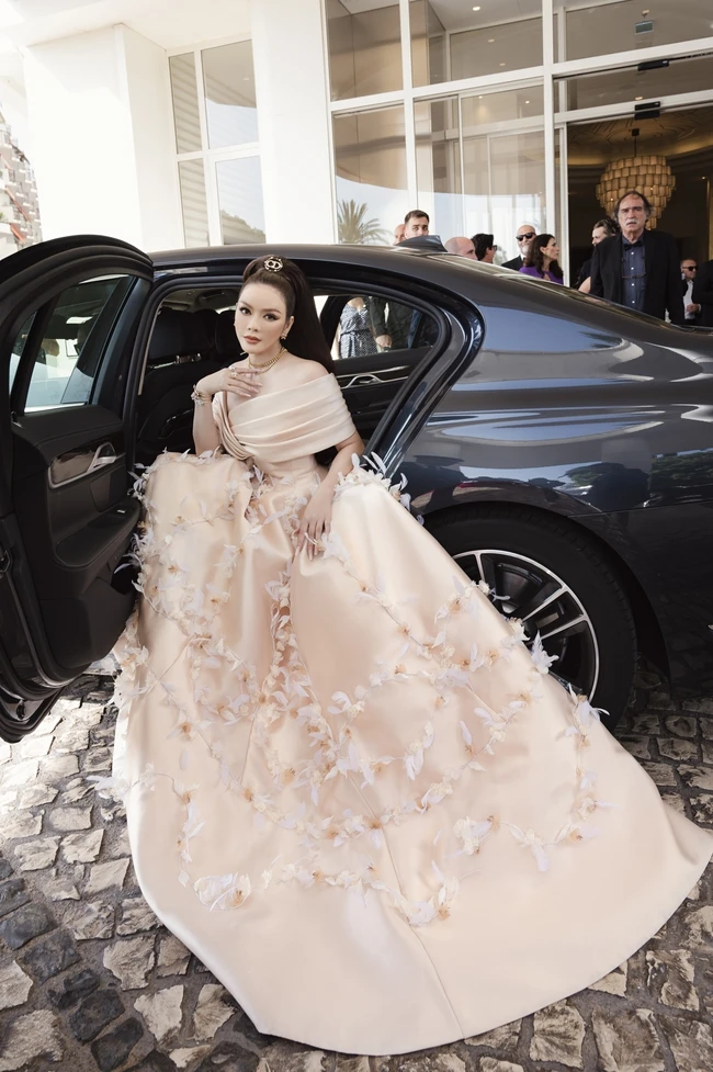 Mỹ nhân dự Cannes nhiều nhất showbiz Việt, chi 50 tỷ và mang 43 bộ váy đi thảm đỏ