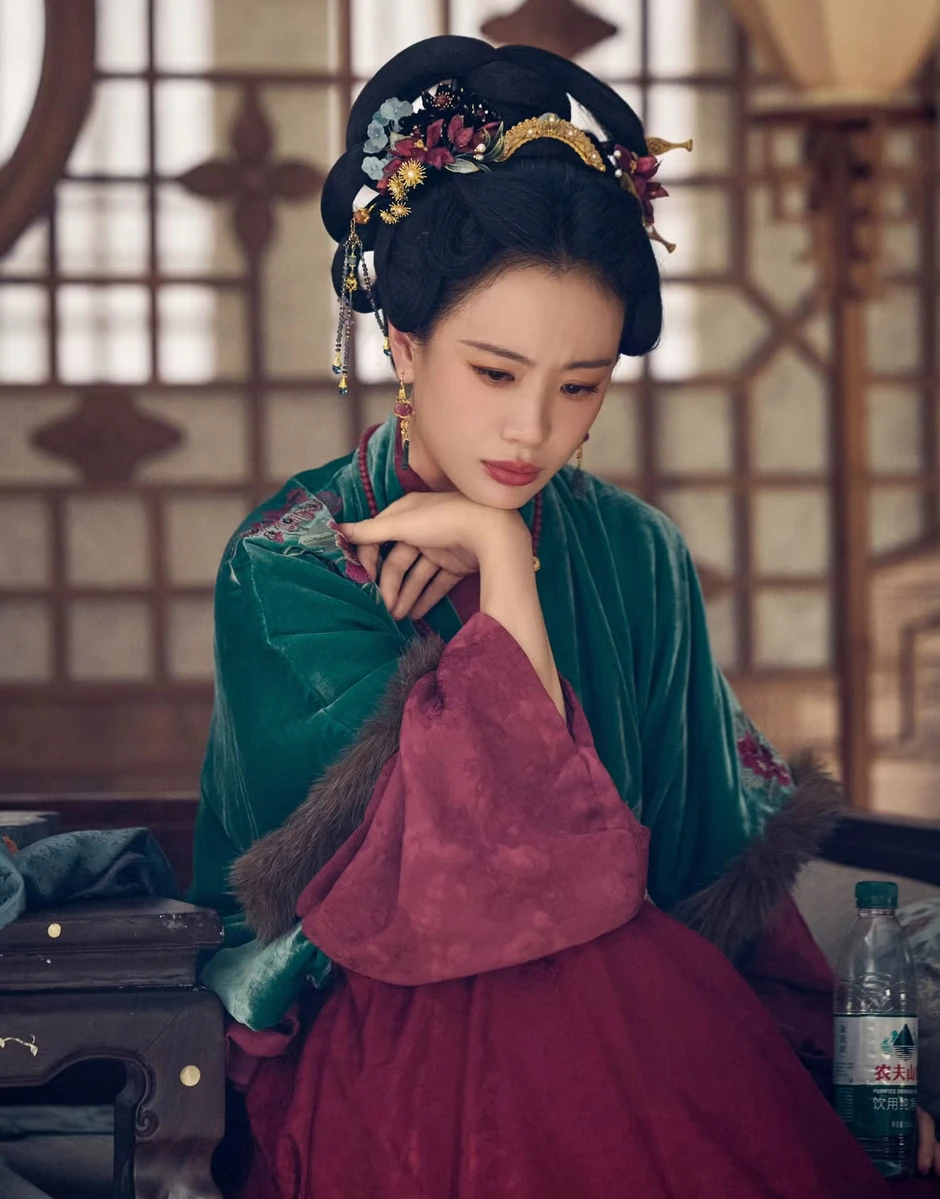 Mỹ nhân mất sự nghiệp vì một quả táo