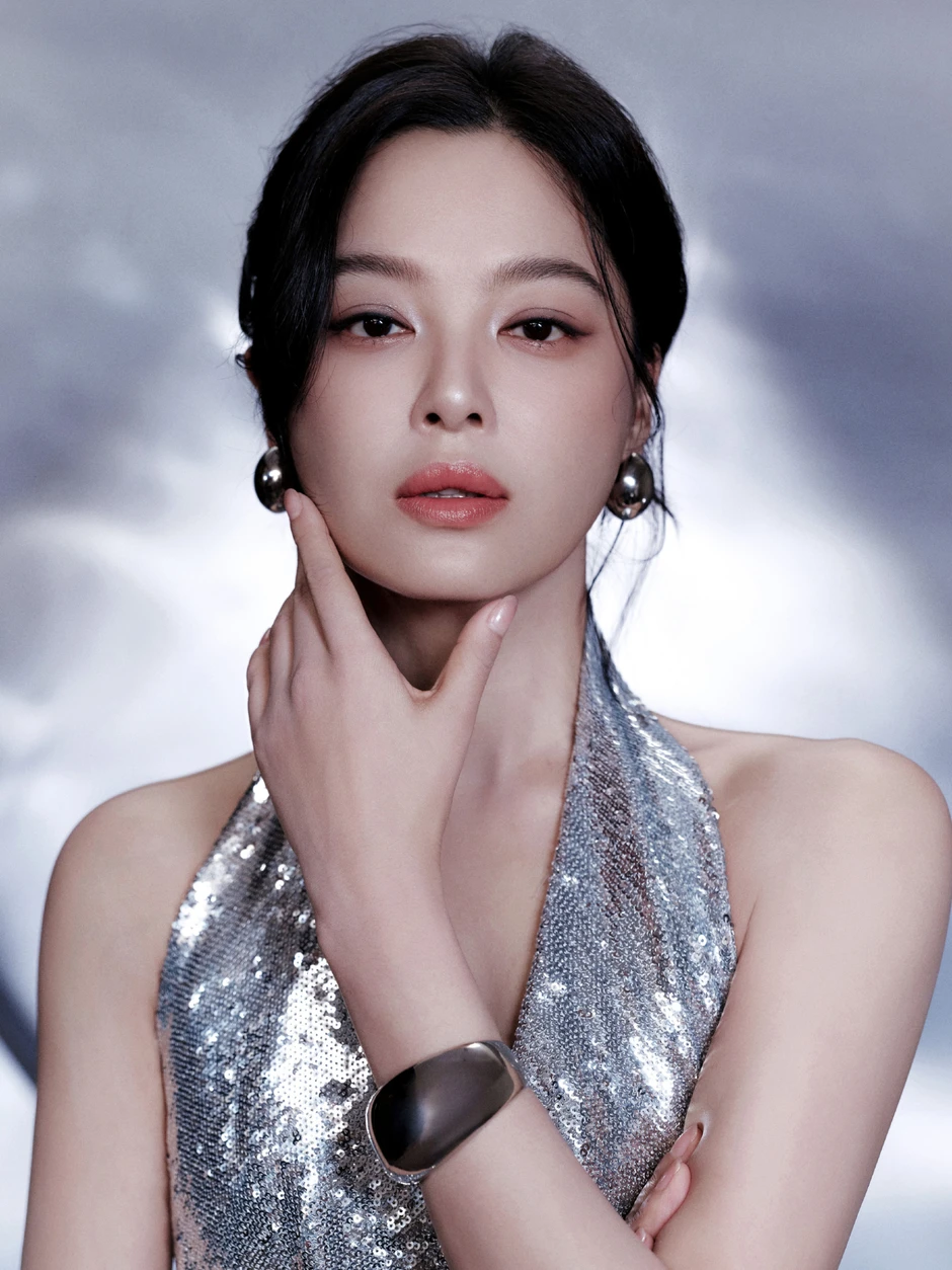 Mỹ nhân phim cung đấu ăn đậu hủ thối vô tư nhả vào tay trợ lý Mỹ nhân phim cung đấu ăn đậu hủ thối vô tư nhả vào tay trợ lý