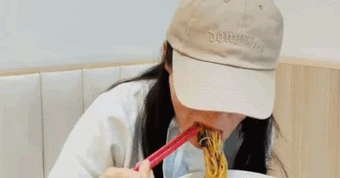 Mỹ nhân showbiz đang ăn, trợ lý riêng liền nhìn chằm chằm rồi lớn tiếng nhắc nhở: "Miếng thứ 3 rồi đó chị"