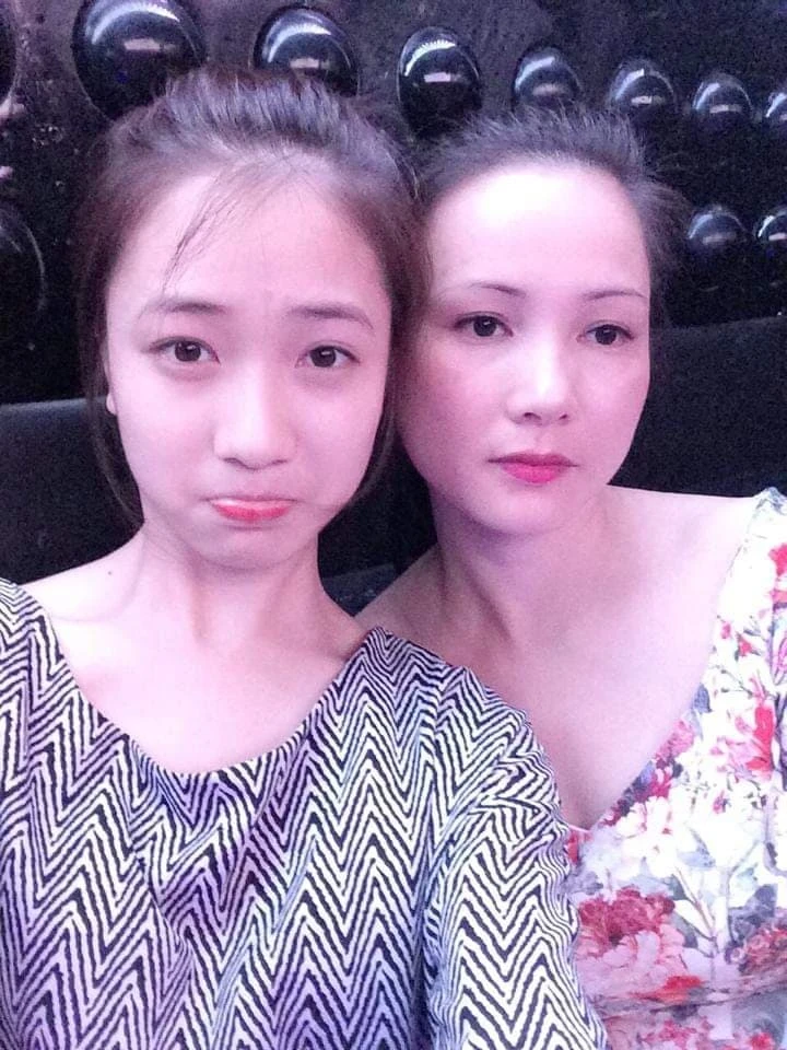 Mã gen đỉnh từ mẹ đến con của mỹ nhân Hà Nội nổi tiếng suốt 14 năm với hình tượng “bạch nguyệt quang” học đường