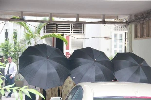 Ma Ran Đô thoải mái lộ diện, Tăng Thanh Hà quyết che ô đen kín bưng tại tiệc đóng máy Hoàng Hậu Cuối Cùng
