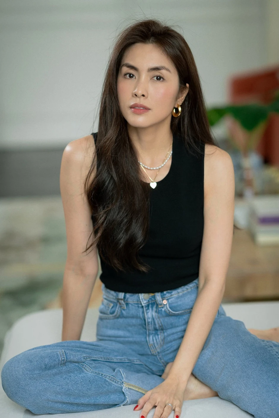 Ma Ran Đô thoải mái lộ diện, Tăng Thanh Hà quyết che ô đen kín bưng tại tiệc đóng máy Hoàng Hậu Cuối Cùng