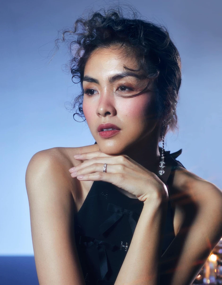 Ma Ran Đô thoải mái lộ diện, Tăng Thanh Hà quyết che ô đen kín bưng tại tiệc đóng máy Hoàng Hậu Cuối Cùng