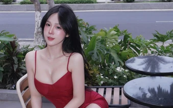 Mặc đầm dạ hội đi cafe, hot girl Tú Uyến tiếp tục "chơi chiêu" khiến CĐM ngỡ ngàng