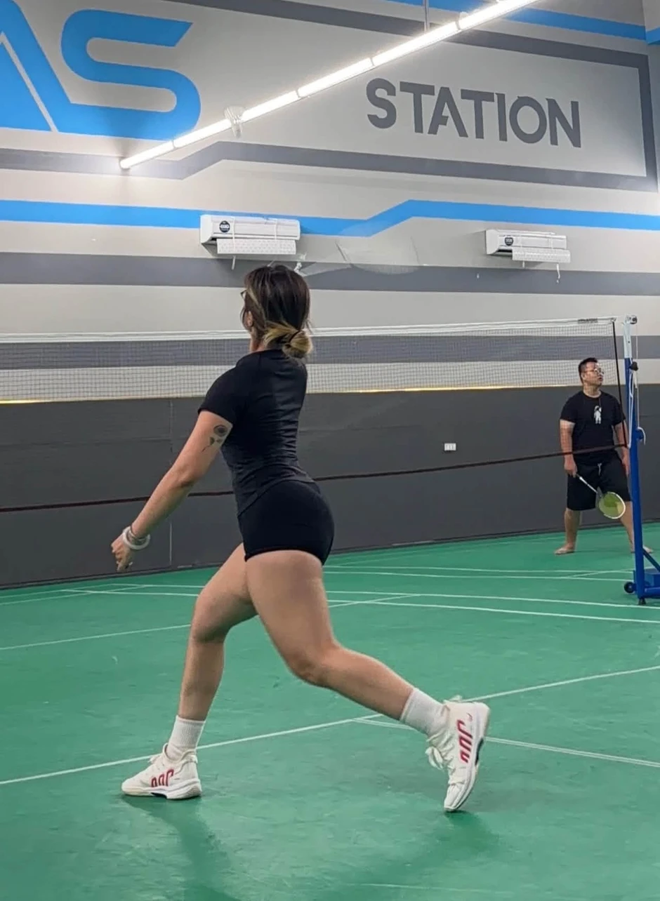 Mặc quần tập đi chơi cầu lông, nữ gymer bất ngờ bị CĐM chỉ trích