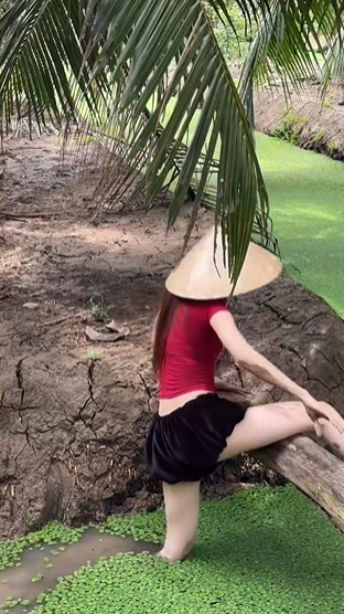 Mặc v.áy ng.ắn đi mò ốc, hot girl hút hơn 3 triệu view chỉ trong nháy mắt Mặc v.áy ng.ắn đi mò ốc, hot girl hút hơn 3 triệu view chỉ trong nháy mắt