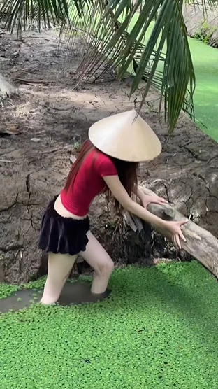 Mặc v.áy ng.ắn đi mò ốc, hot girl hút hơn 3 triệu view chỉ trong nháy mắt Mặc v.áy ng.ắn đi mò ốc, hot girl hút hơn 3 triệu view chỉ trong nháy mắt