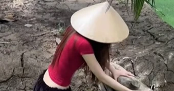 Mặc v.áy ng.ắn đi mò ốc, hot girl hút hơn 3 triệu view chỉ trong nháy mắt