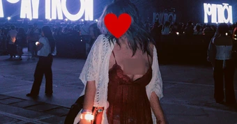 Mặc váy xẻ sâu đi xem concert bị gán mác "phản cảm", cô gái đáp trả: "Mặc gì là quyền của mình"