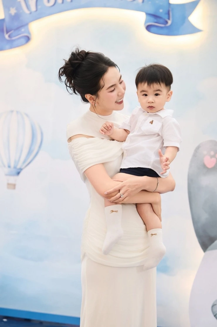 Mai Ngọc kể hành trình từ nữ MC bận rộn thành mẹ bỉm toàn thời gian Mai Ngọc kể hành trình từ nữ MC bận rộn thành mẹ bỉm toàn thời gian