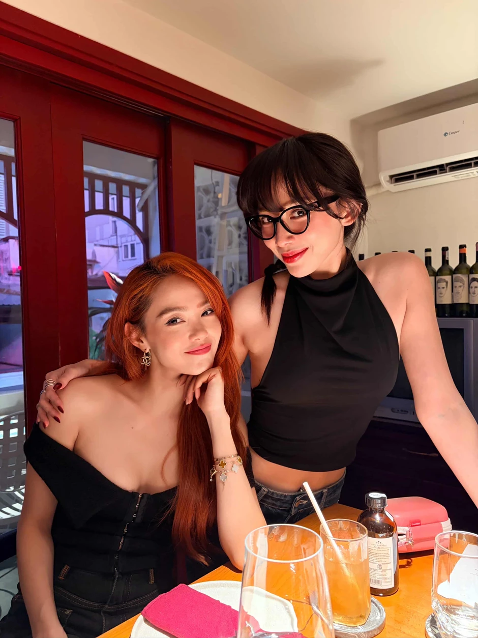 Mang hết camera thường ra vẫn không dìm nổi Minh Hằng và Tóc Tiên