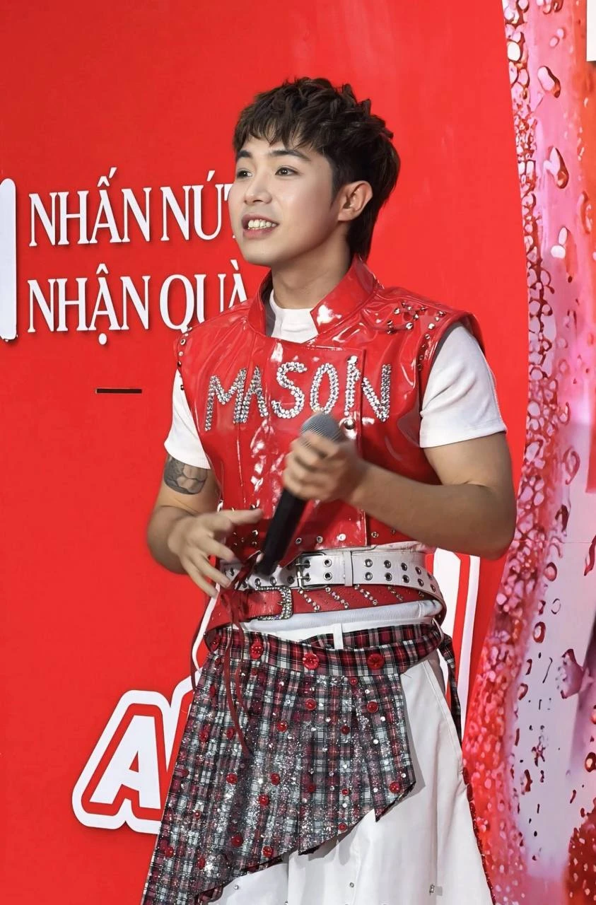 Mason Nguyễn sau ồn ào xuất hiện trong livestream B Ray: Nhãn hàng bị vạ lây, chỉ xuất hiện vài phút ở sự kiện Mason Nguyễn sau ồn ào xuất hiện trong livestream B Ray: Nhãn hàng bị vạ lây, chỉ xuất hiện vài phút ở sự kiện
