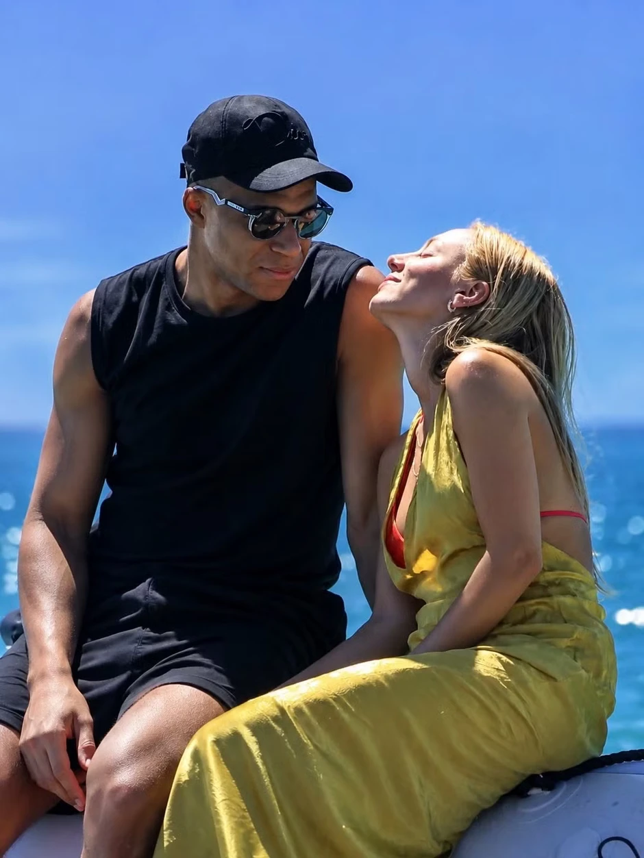 Mbappe công khai bạn gái nổi tiếng