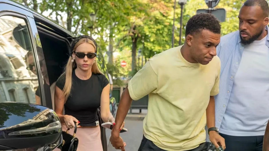 Mbappe công khai bạn gái nổi tiếng