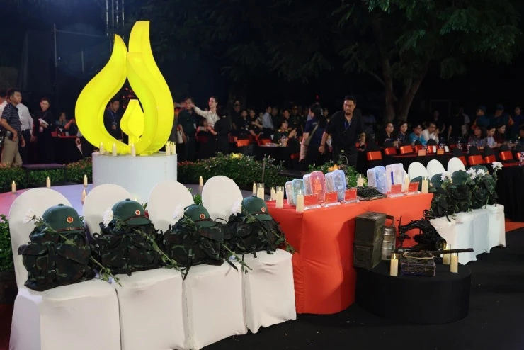 MC Hạnh Phúc, Khánh Vy nghẹn ngào khi dẫn cầu truyền hình Sao sáng dẫn đường