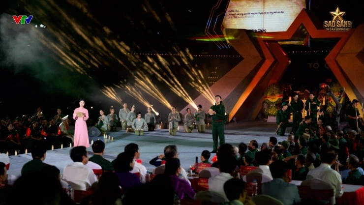 MC Hạnh Phúc, Khánh Vy nghẹn ngào khi dẫn cầu truyền hình Sao sáng dẫn đường